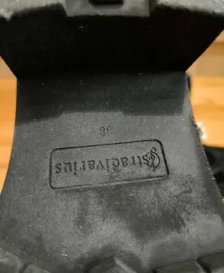 Botas Stradivarius negras cadenas Un par de usos