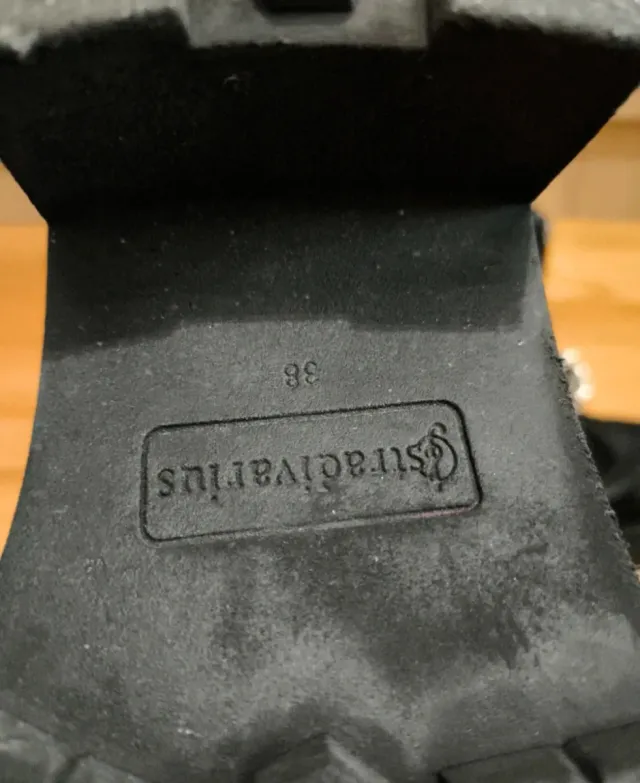 Botas Stradivarius negras cadenas Un par de usos