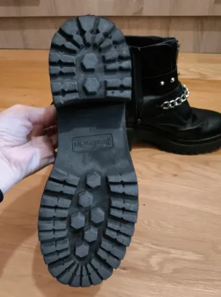 Botas Stradivarius negras cadenas Un par de usos