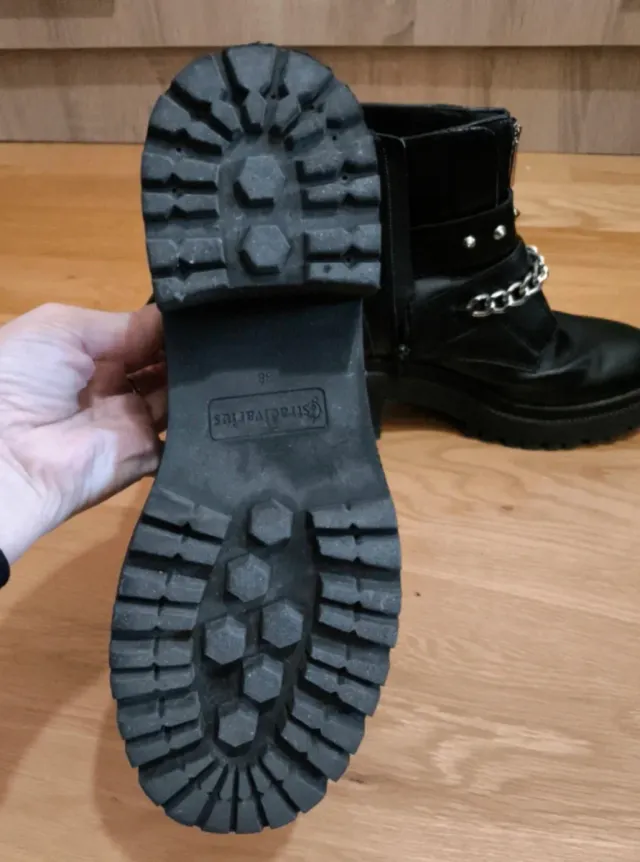 Botas Stradivarius negras cadenas Un par de usos