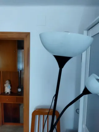 Lámpara de pie metálica negra