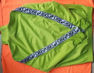 Chaqueta deportiva Asics verde y azul