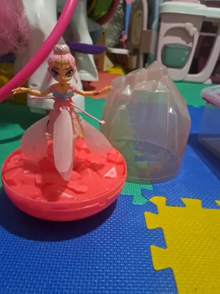 Muñeca voladora rosa con accesorios