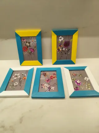 Marcos con láminas florales.