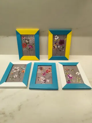 Marcos con láminas florales.