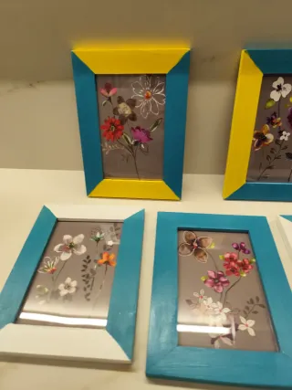 Marcos con láminas florales.