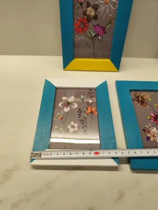 Marcos con láminas florales.