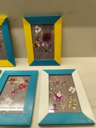 Marcos con láminas florales.