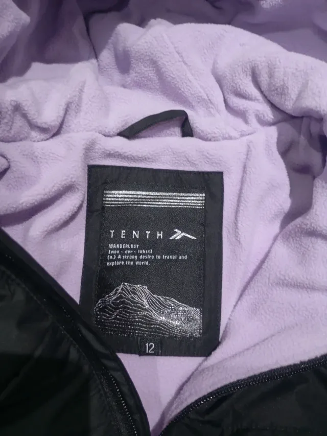 Chaqueta de nieve negra con capucha