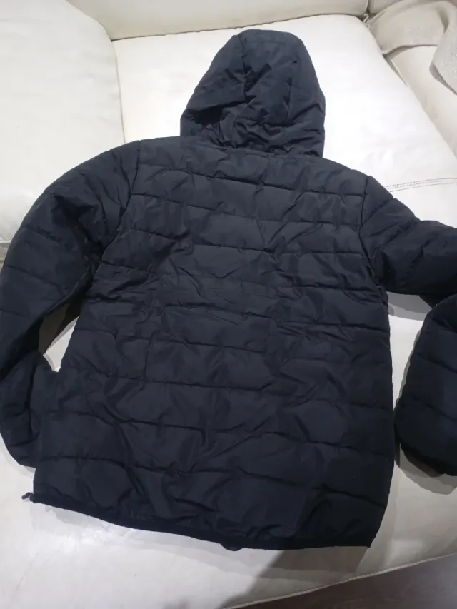 Chaqueta de nieve negra con capucha