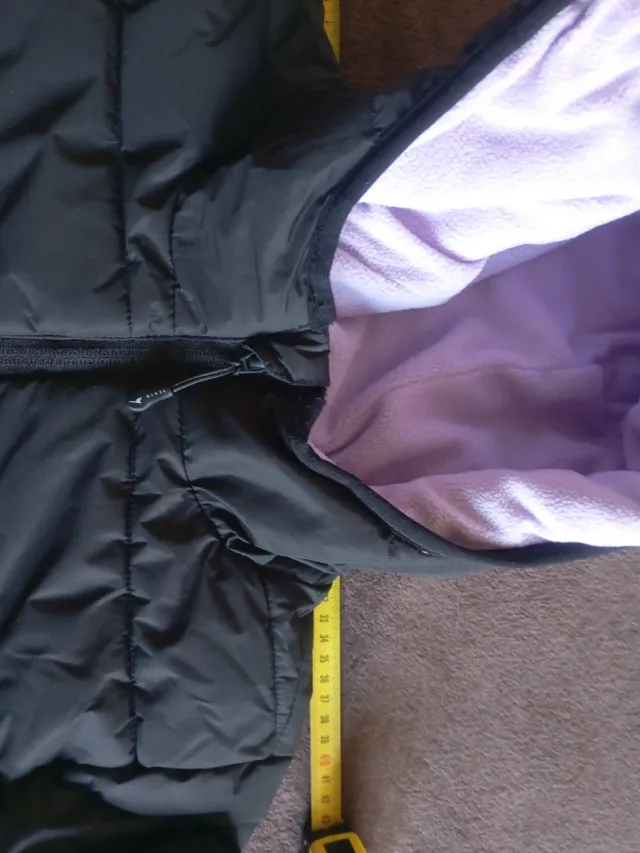 Chaqueta de nieve negra con capucha