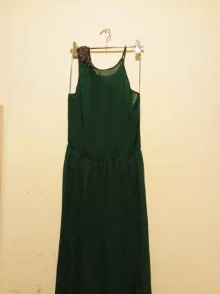 Vestido largo verde con adornos