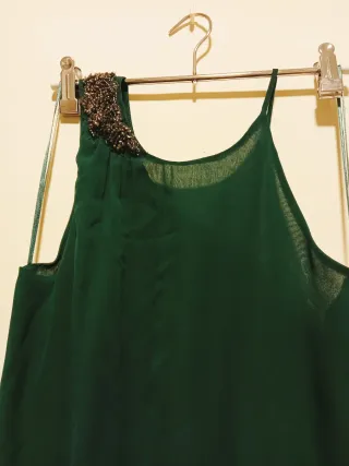 Vestido largo verde con adornos