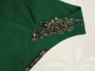 Vestido largo verde con adornos