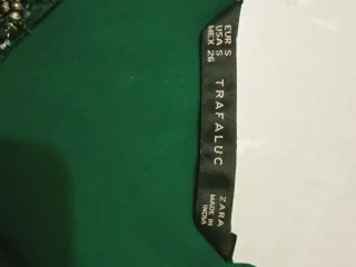 Vestido largo verde con adornos