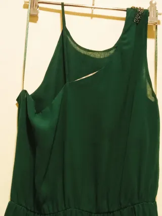 Vestido largo verde con adornos