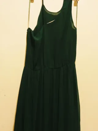Vestido largo verde con adornos