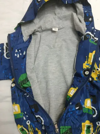 Chaqueta infantil con estampado de excavadoras