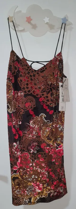Vestido Bershka terciopelo con pedrería