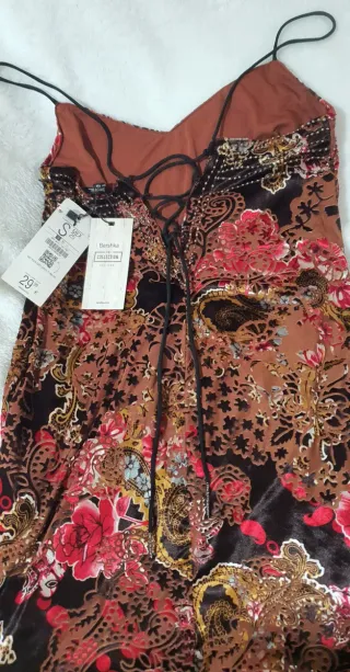 Vestido Bershka terciopelo con pedrería