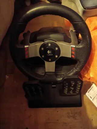 Volante y Pedales Logitech