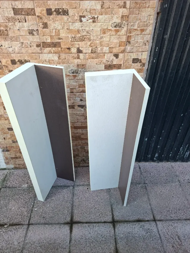 Baldas de madera blancas y marrones