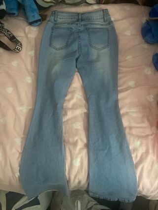 Pantalones vaqueros campana rotos