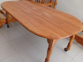 Mesa de madera con ruedas