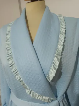Bata azul con cuello de volantes
