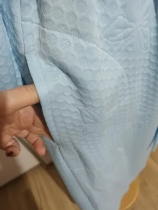 Bata azul con cuello de volantes