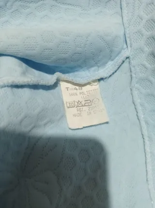 Bata azul con cuello de volantes