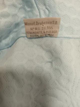 Bata azul con cuello de volantes