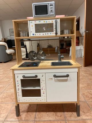 Cocina de juguete de madera con electrodomésticos