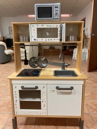 Cocina de juguete de madera con electrodomésticos