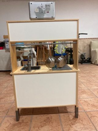 Cocina de juguete de madera con electrodomésticos