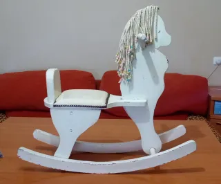 Caballo balancín blanco
