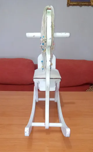 Caballo balancín blanco