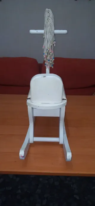 Caballo balancín blanco