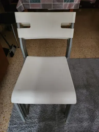 Silla de plástico y metal blanca  son 4  sillas