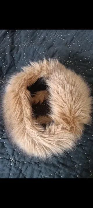 Cuello de pelo beige y marrón