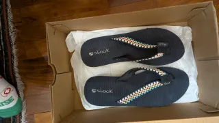 Chanclas Slook negras con tiras multicolor