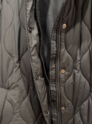 Abrigo acolchado negro con capucha