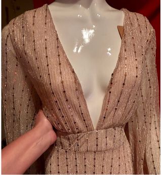 Vestido largo beige con destellos dorados Griego