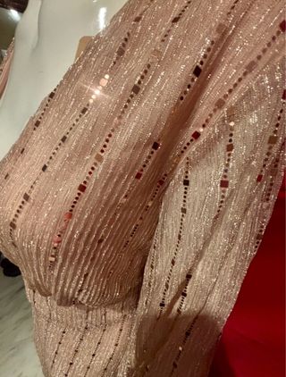 Vestido largo beige con destellos dorados Griego