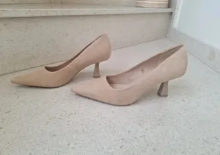 Zapatos tacón medio beige ante