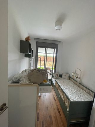 Cuna de bebé convertible + colchon