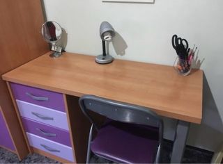 Escritorio madera y morado