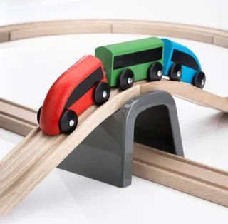 Tren de madera Ikea con locomotora eléctrica