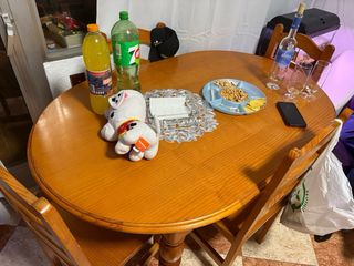 Mesa de comedor y 4 sillas de madera