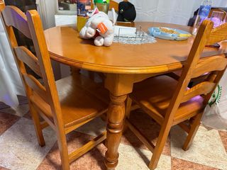 Mesa de comedor y 4 sillas de madera